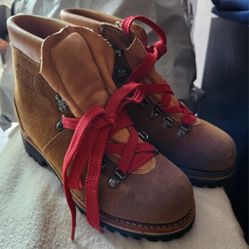 Women steel toe safety work boots size 8M. All tan color with red laces. Leather Upper and lining. Thinsulate. NEW.
***** Cash 💸 only, please.