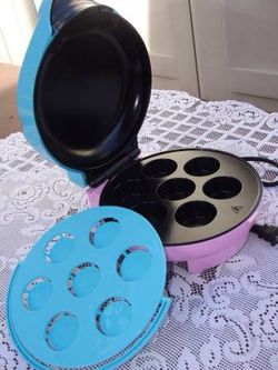 Nostalgia Electrics CKM100KIT Electric Cupcake Maker with Rack -