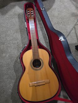 Nice Acoustic Guitar w/Case & Extra Strings
