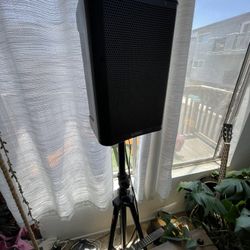 QSC CP8 1,000-watt 8-inch Powered Speaker + Proline Stand + Cables 