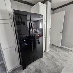 Black refrigerator works great