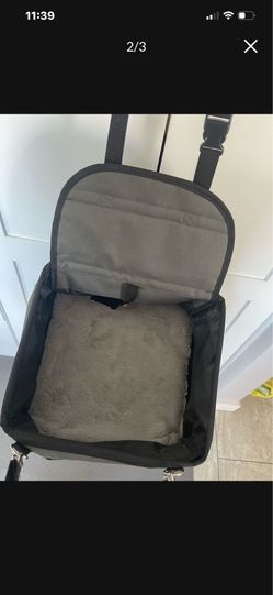 Top paw vehicle booster seat