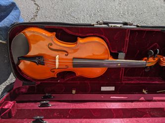 Violin really nice condition comes in a awesome red velvet case
