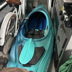 Kayak in Great Condition + Paddle