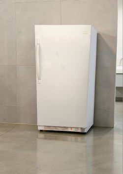 FREEZER 110V LIKE NEW