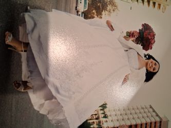 ELEGANT WEDDING DRESS W SWAROVSKI Crystals