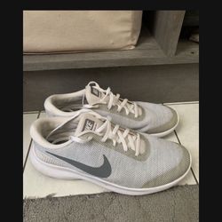 WOMENS NIKE SIZE 8.5 GYM SHOES