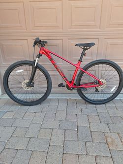 TREK MARLIN 4 MOUNTAIN BIKE 29 ER LIKE NEW ( MEDIUM)