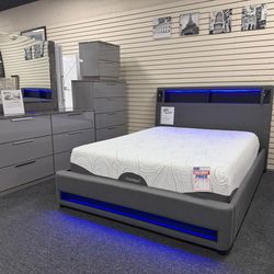 Queen/King Platform Bedframe. 🚚WE DELIVER🚚