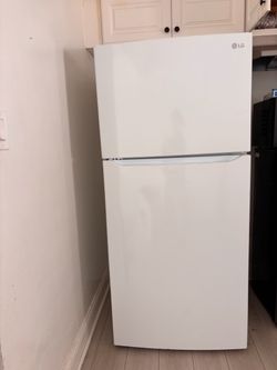 LG 20.2 Cu. Ft. Top Freezer Refrigerator – White – Works Great