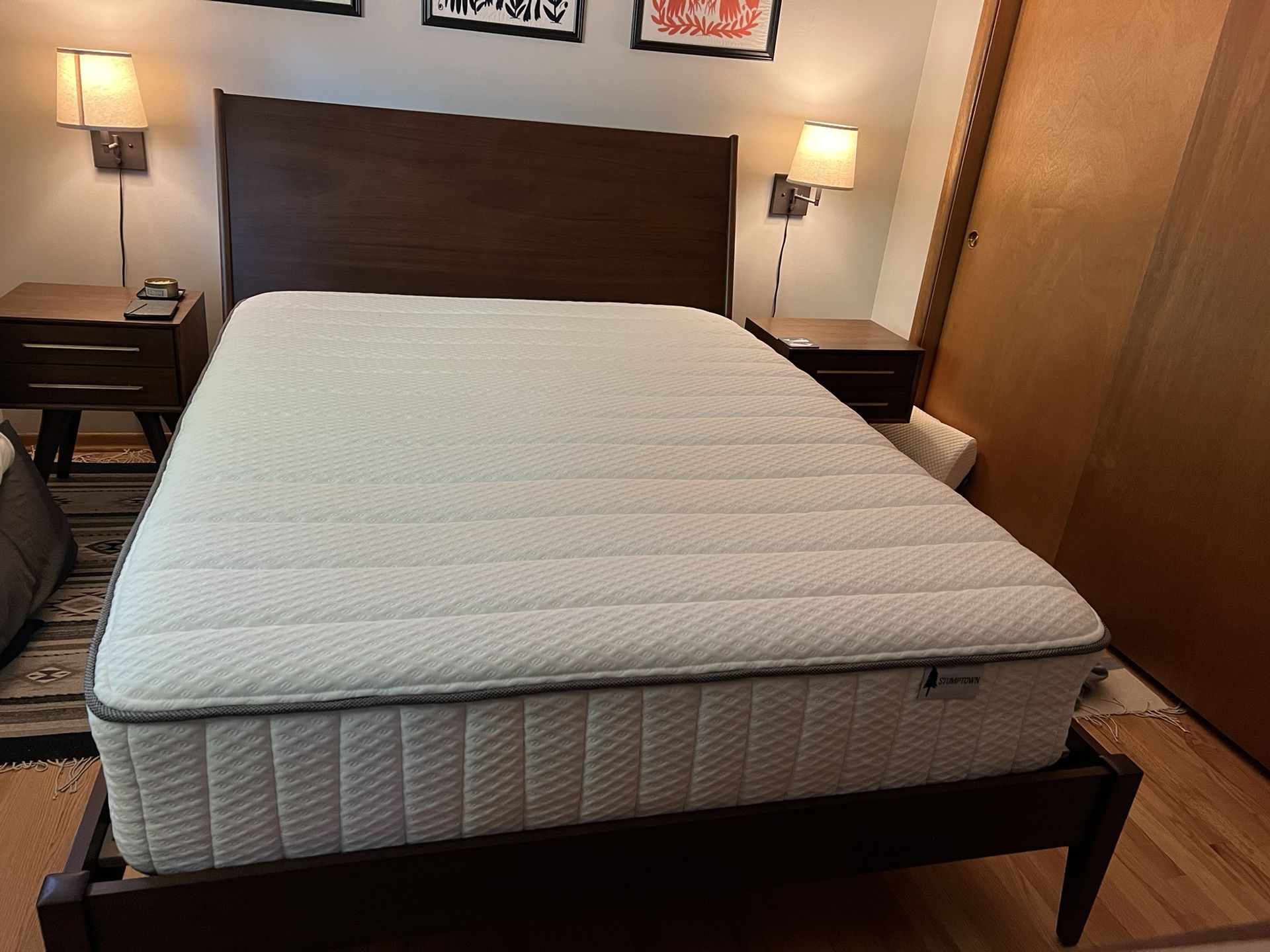 Like New Queen Stumptown Peak Mattress