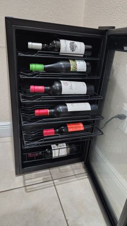 Wine Enthusiast VinoView 36 Bottle Black Stainless Steel Wine Cellar. Retail Price 399.99 for Sale in Miami FL OfferUp