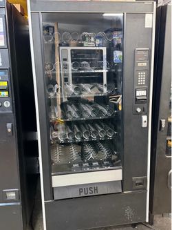 Snack vending machine