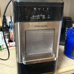 Fridgeaire Ice Cube Maker