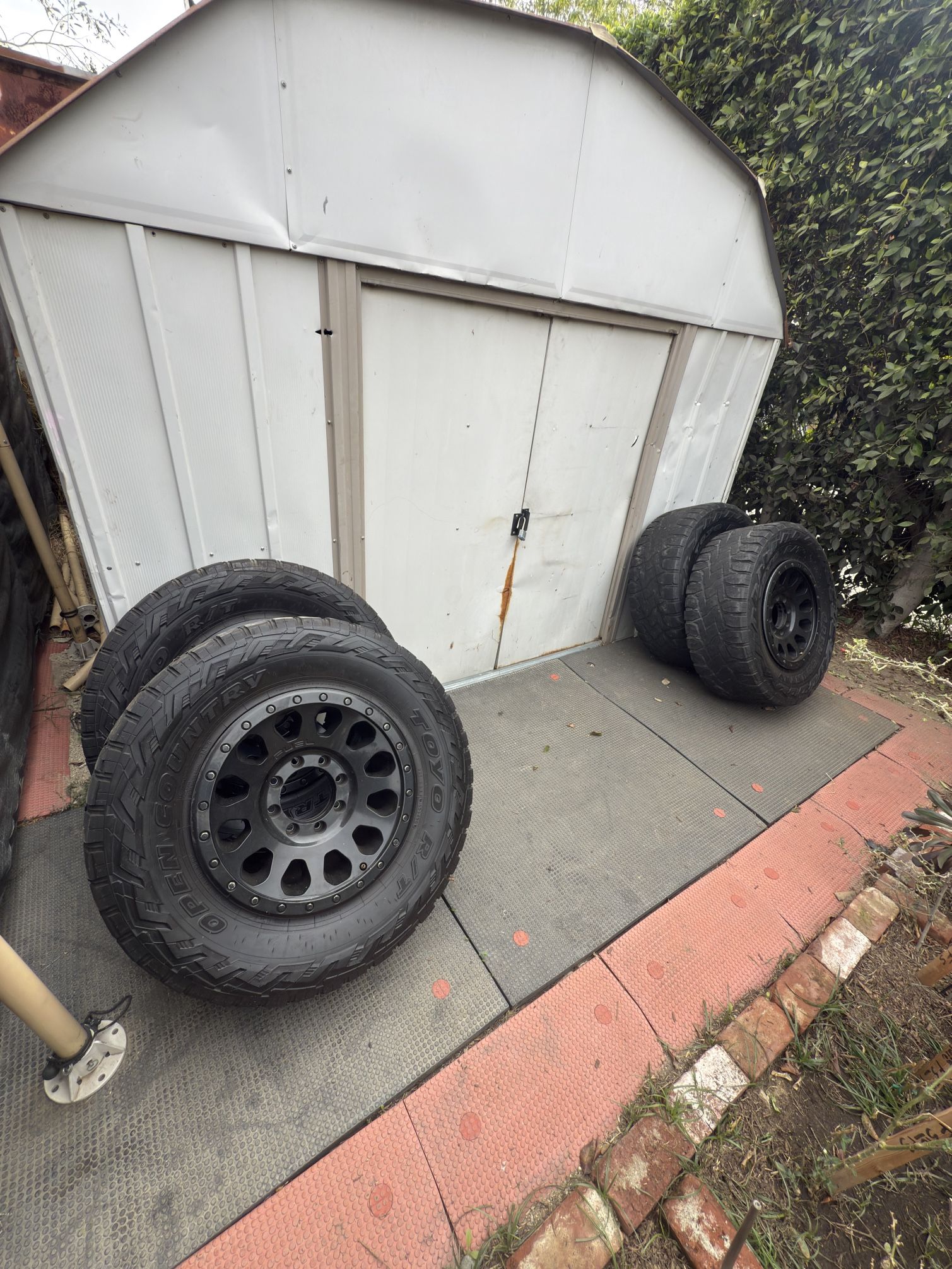 (4) 18” Fuel Vector rims matte black