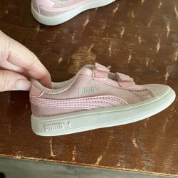Girls Puma Velcro Tennis Shoes Size 7c
