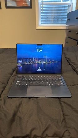MacBook Air 13” M4 — 16GB RAM / 512GB SSD — Midnight — Like New