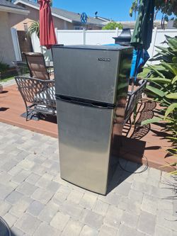 Thompson 7.5 cubic foot refrigerator