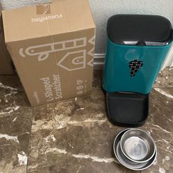 Brand New Cat, Scratcher And Feeder Bundle Only 15$ 