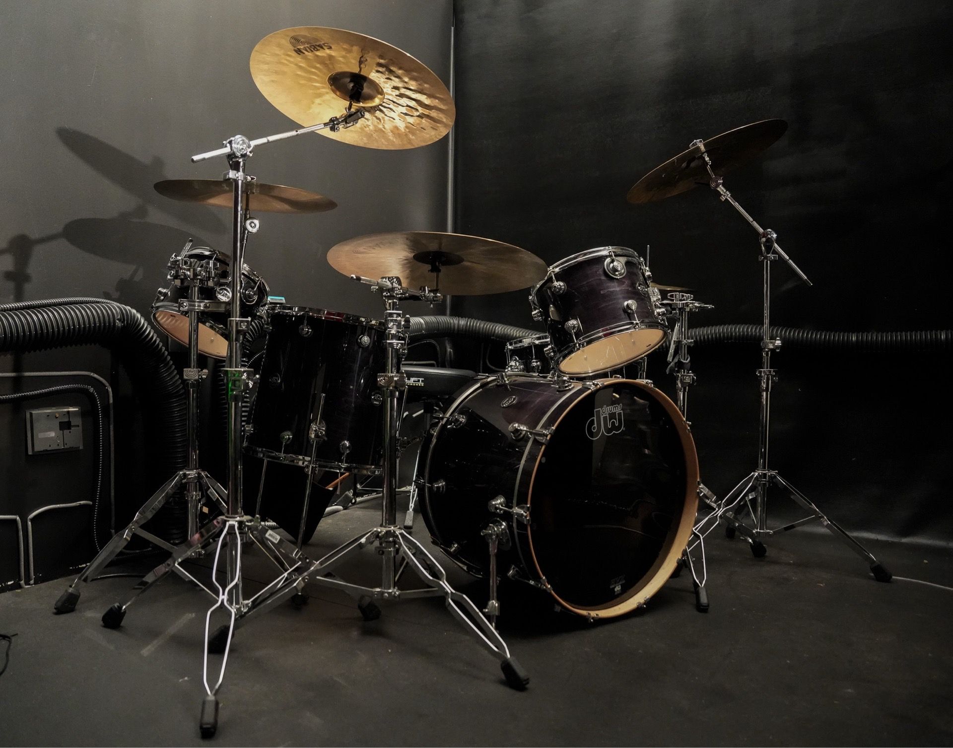DW DRUM SET -PERFORMANCE SERIES WITH HARDWARE AND CYMBALS