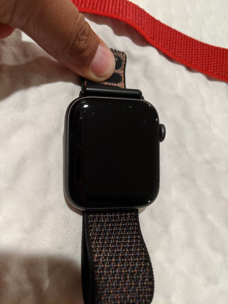 Apple watch series 4 with 2 straps black/red