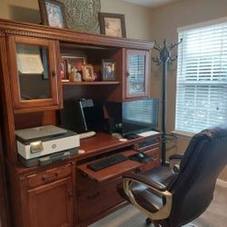 Kathy Ireland large 7 drawer desk w/lighted hutch top