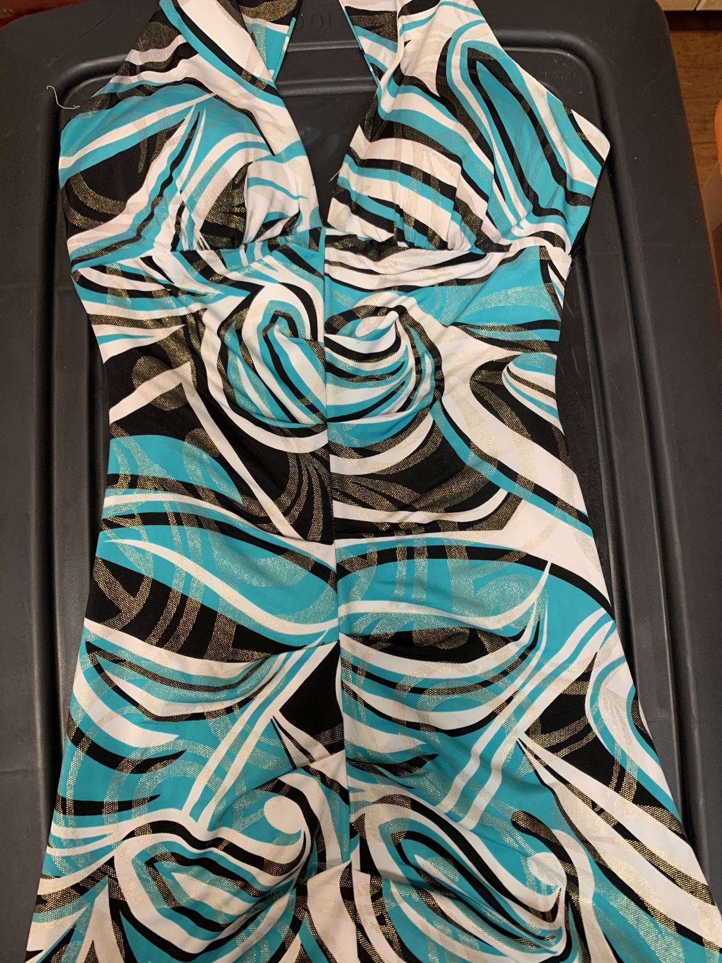 Cache size 2 small beautiful dress with a touch of sparkle