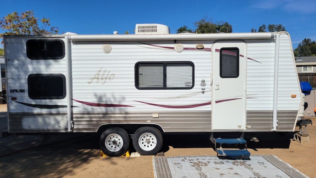 2010 Travel Trailer.... no slide out.... California title Current tags 