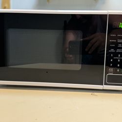 COUNTERTOP MICROWAVE 