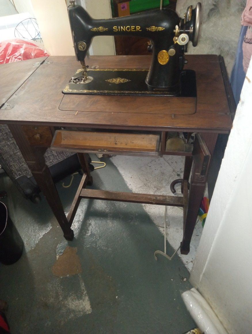 Vintage Singer Sewing Machine...Mint Condition