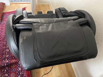 Real Relax Electric Zero-Gravity Full Body Shiatsu Massage Chair.