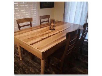Beautiful wooden Dinning Room table ( no chairs)
