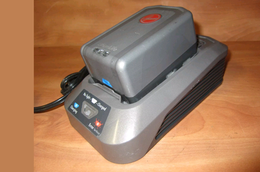 HOOVER WIRELESS VACUUM CLEANER BATTERY AND CHARGER