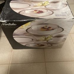 Noritake Metropolitan Platinum 63 Pieces Dinner Ware 