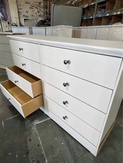 Eight drawers dresser