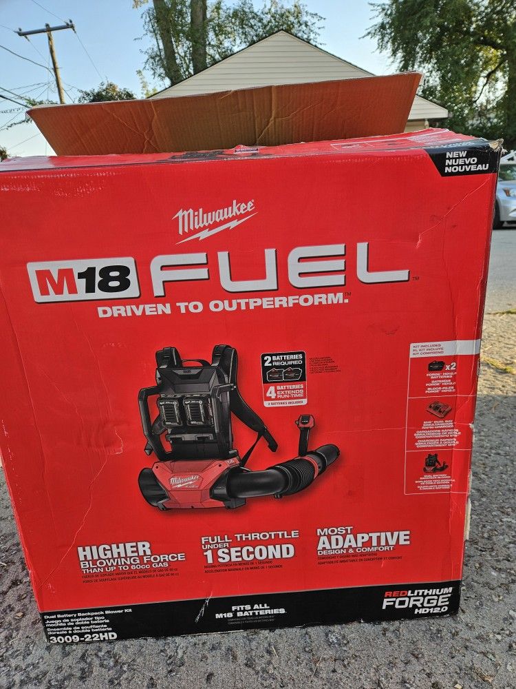 Milwaukee backpack m18 blower brand new in box.+ batery charger