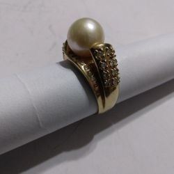 14K Gold Diamond And Pearl Ring 9.6 G Size 8 And 1/2 Use