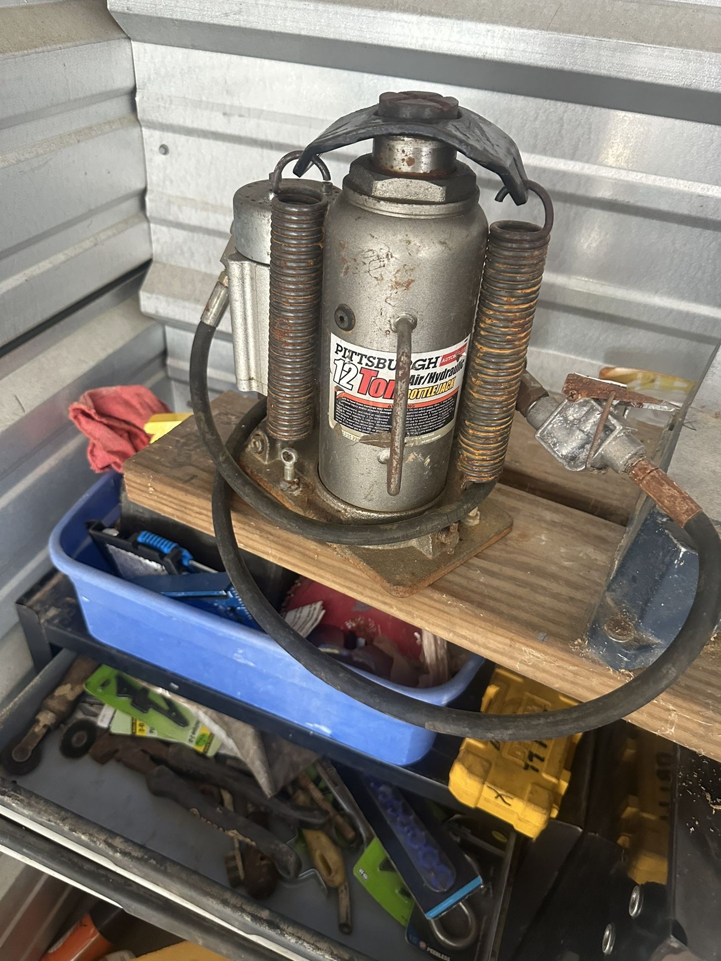 Pittsburgh 12 Ton Air/Hydraulic Bottle Jack