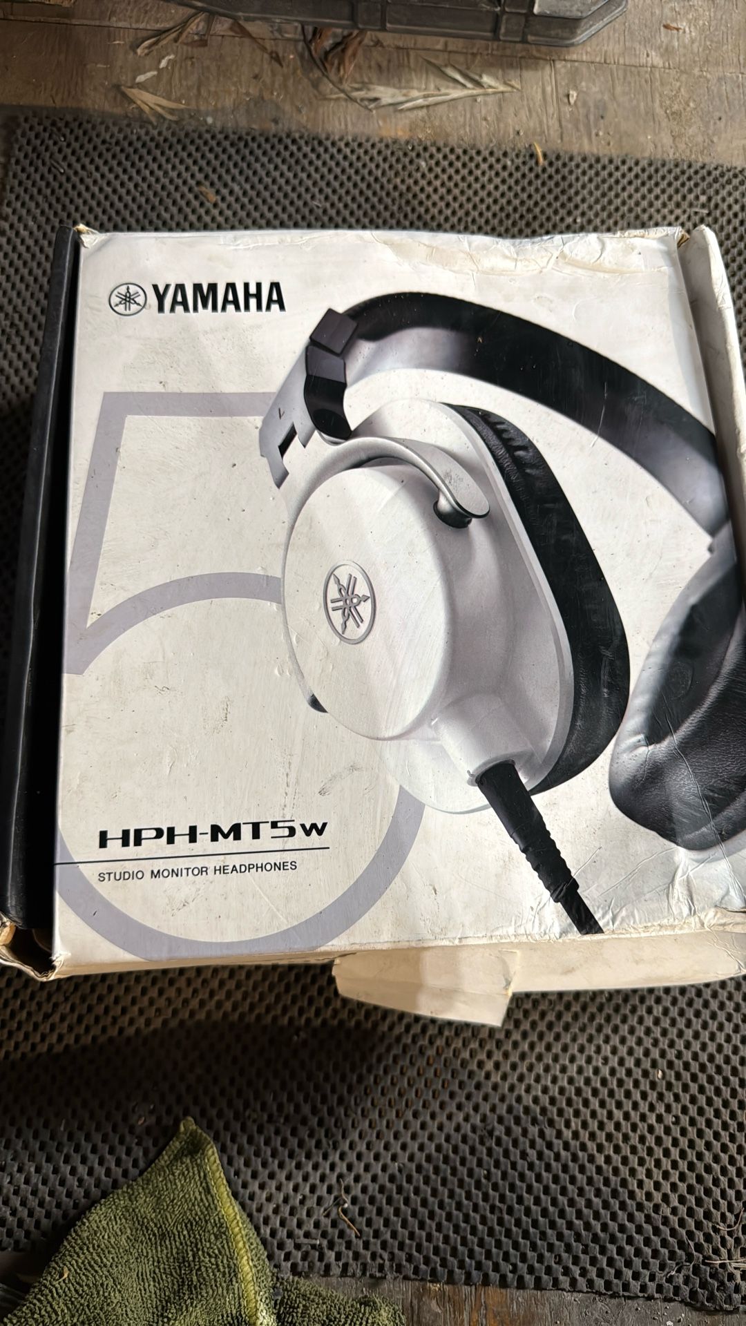 Yamaha HPHMT5w studio headphones