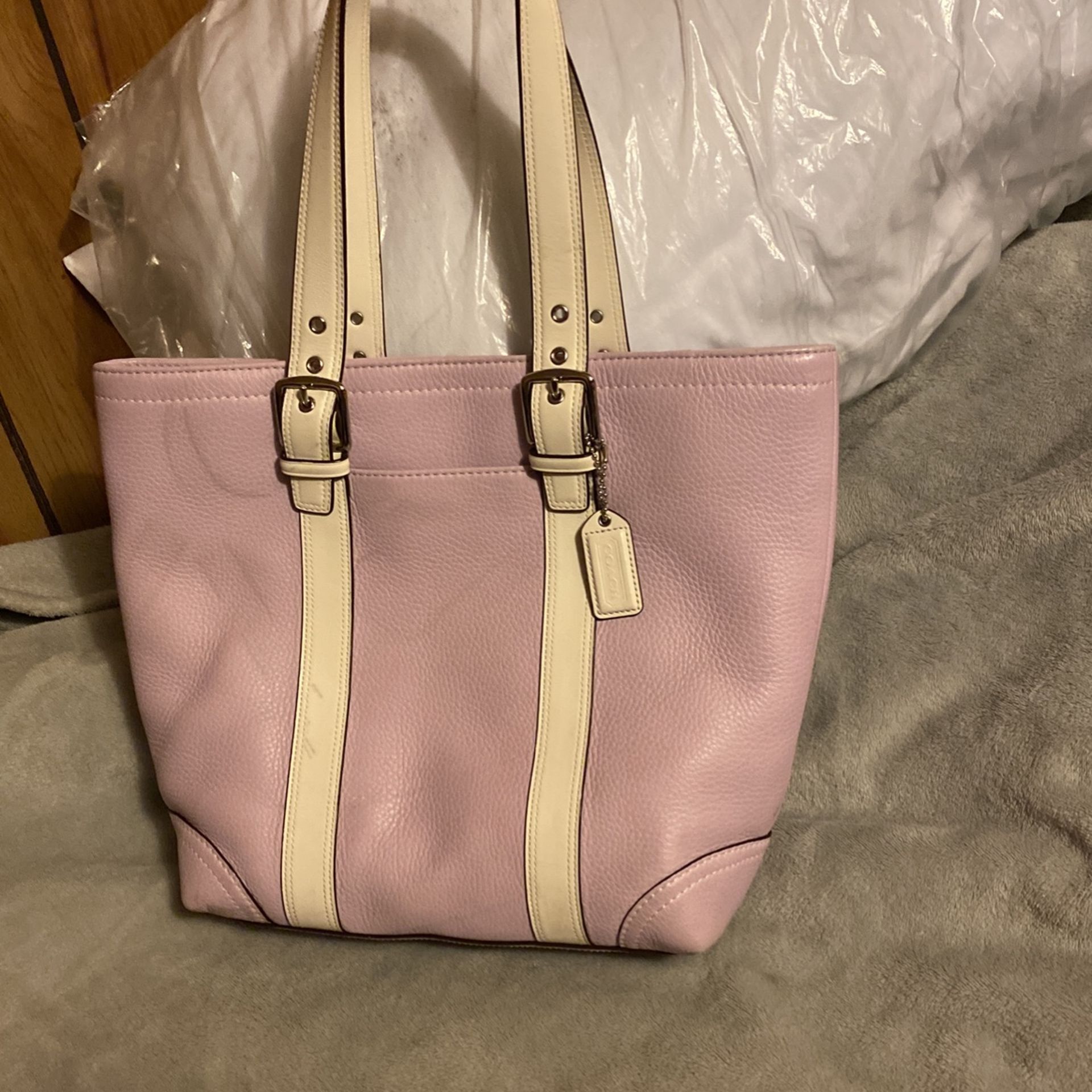 Beautiful Coach Women And Youth Purse Perfect For A Gift
