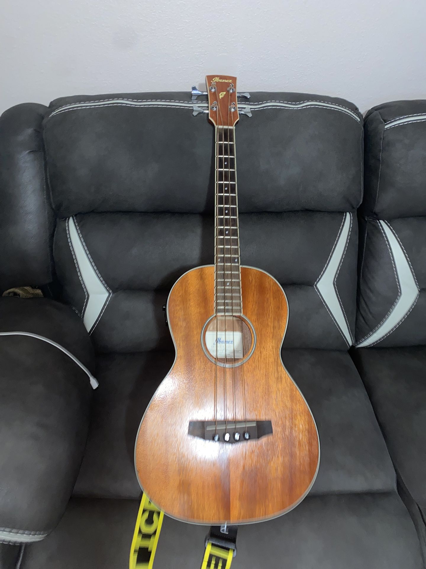 Ibanez Mini Acoustic Bass