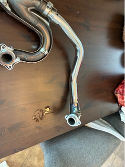 Motorcycle exhaust and motorcycle windshield