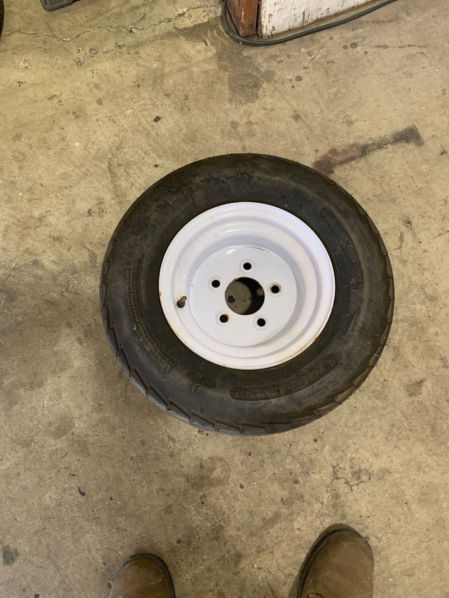 Trailer tire 20.5 x8x10