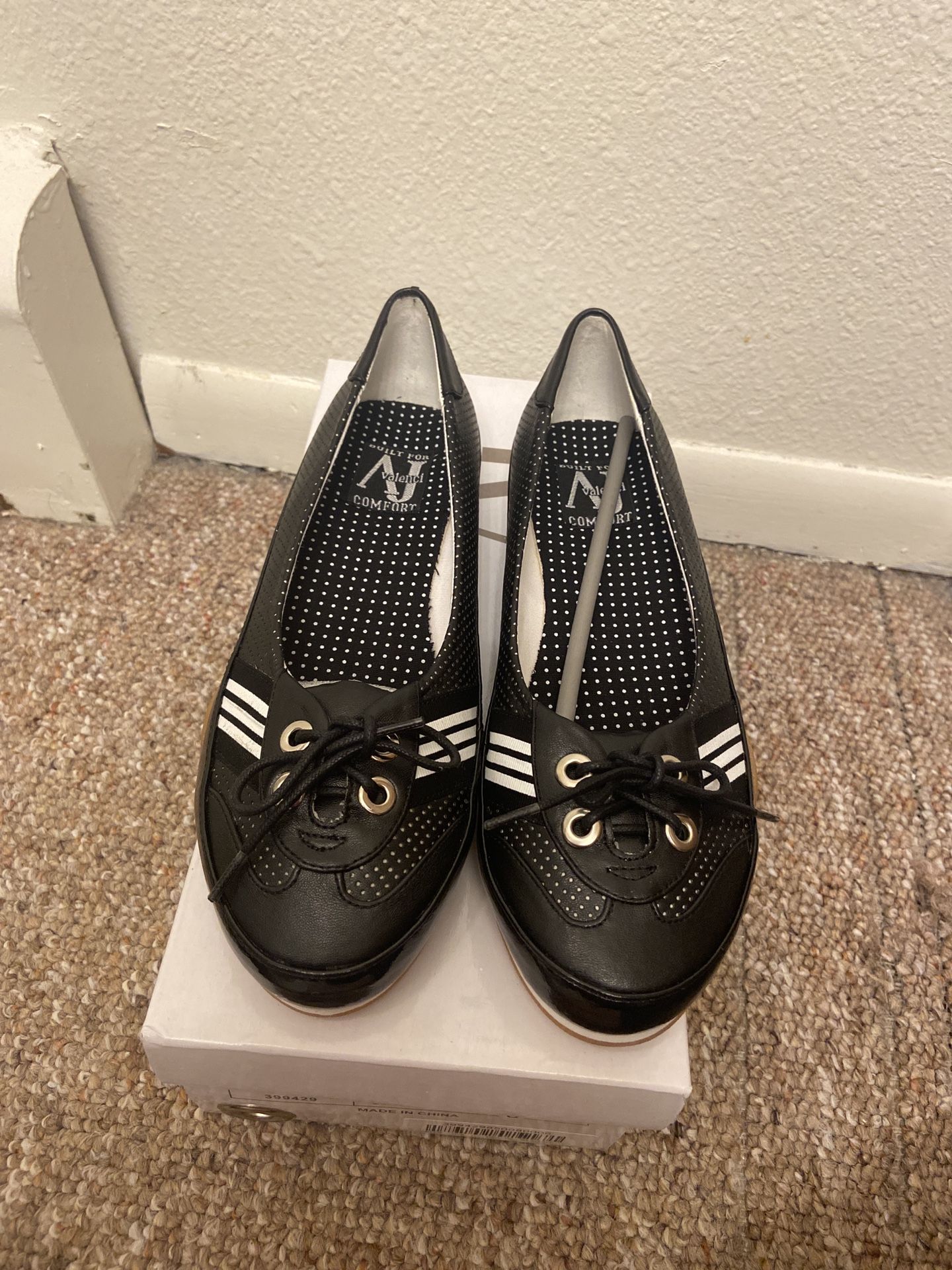 Valenci Black And White Flats Size 8