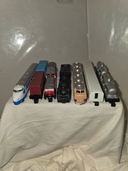 Miniature trains vintage lots 7 not tested made in Japan-China die-cast-plastic