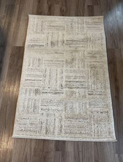 Ivory/Taupe 2'-7" x 4' Area Rug