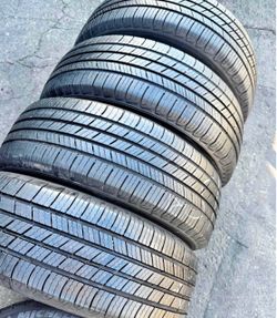 225/65/17 Michelin Set de Tires con 80% de vida las 4