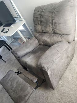 Comfortable Taupe/Brown Recliner – Excellent Condition