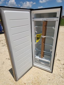 NEW 56-in High Vissani
7.1 cu. ft. Upright Freezer or Refrigerator Depending on Setting Garage Ready