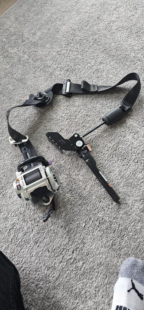 Front seat belt 2022 Gmc yukon passenger side